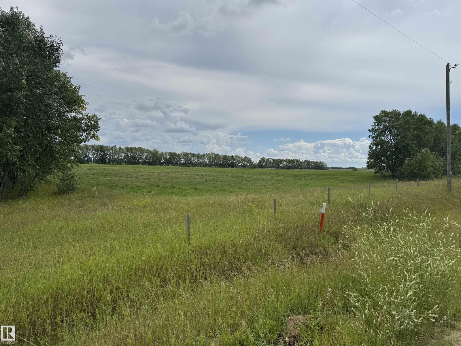 Property Photo:  . .  AB T0B 4K0 