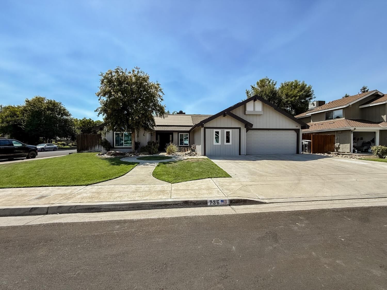 Property Photo:  736 N Karen Avenue  CA 93611 