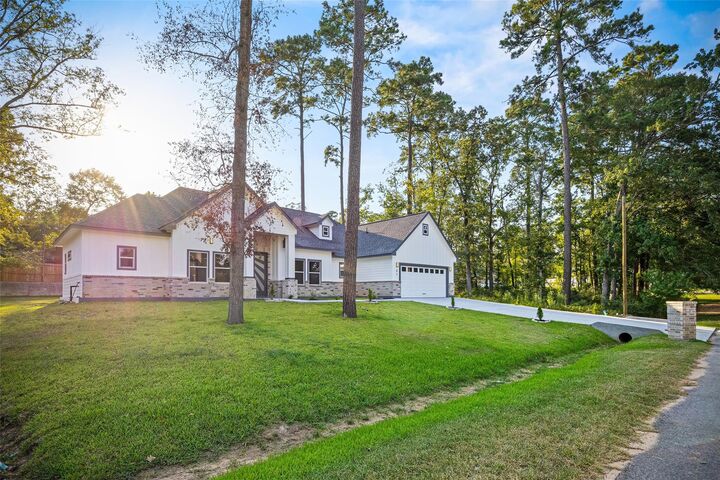 Property Photo: 87 Lakeway Ct Court TX 77304