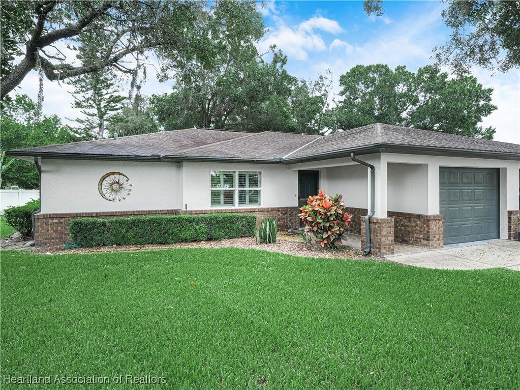 Property Photo: 2309 Davis Court FL 33870