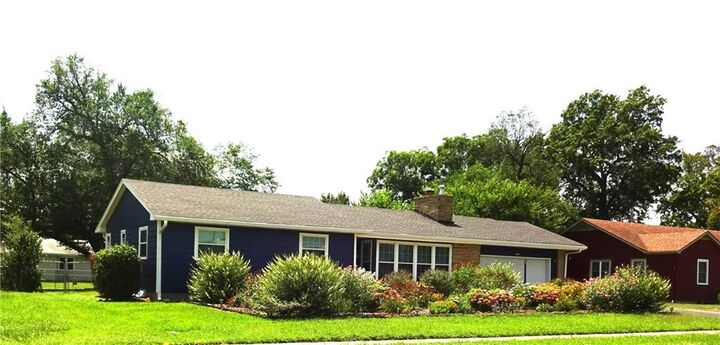 Property Photo:  619 W Oak Street  KS 67301 