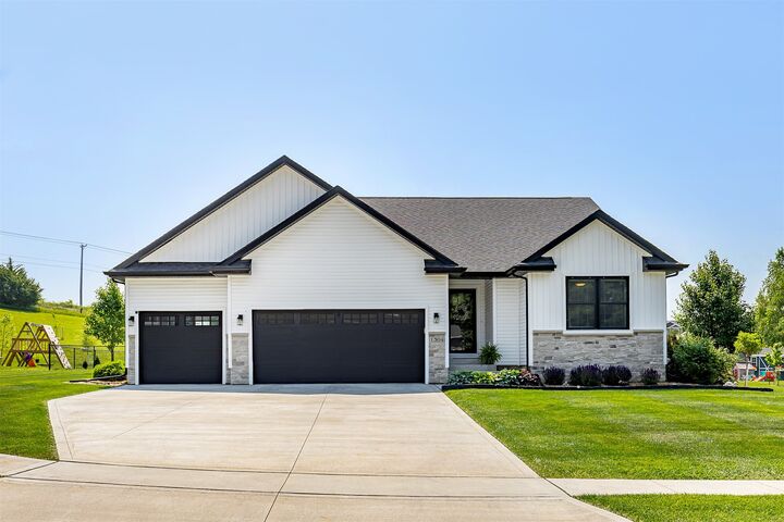 Property Photo: 1304 S L Court IA 50125