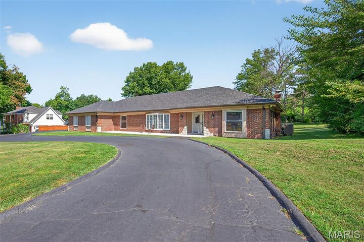 Property Photo: 9 Kirken Knoll Drive MO 63131