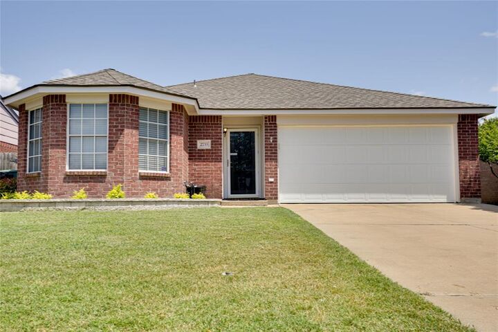 Property Photo: 2733 Yoakum Street TX 76108