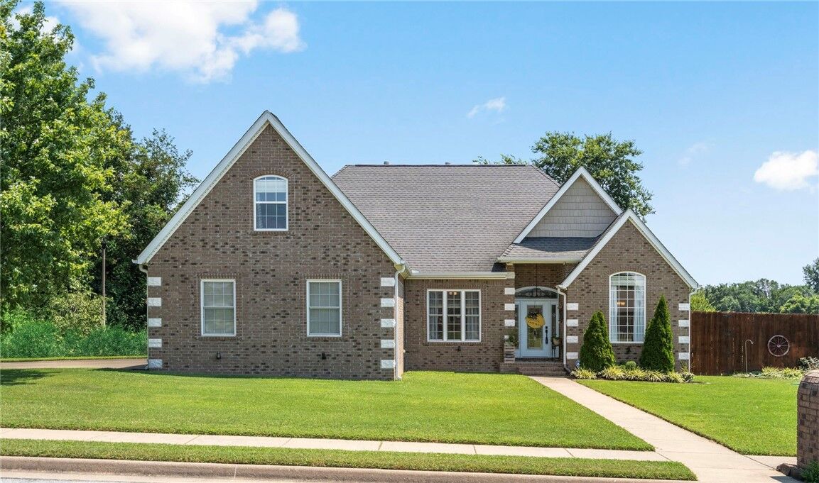Property Photo:  1901 Quinlan Avenue  AR 72745 