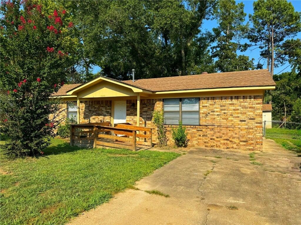 Property Photo:  1209 S Hartford Avenue  AR 72801