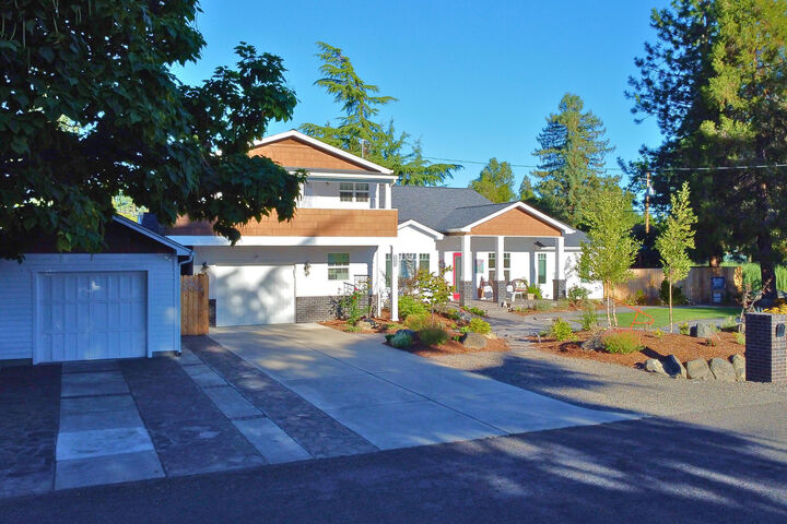 Property Photo:  2204 Meals Drive  OR 97501 