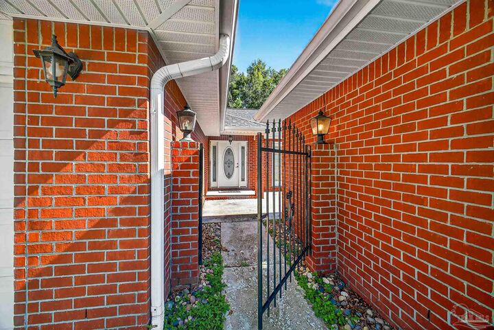 Property Photo: 1548 Pelican Pt Dr FL 32533