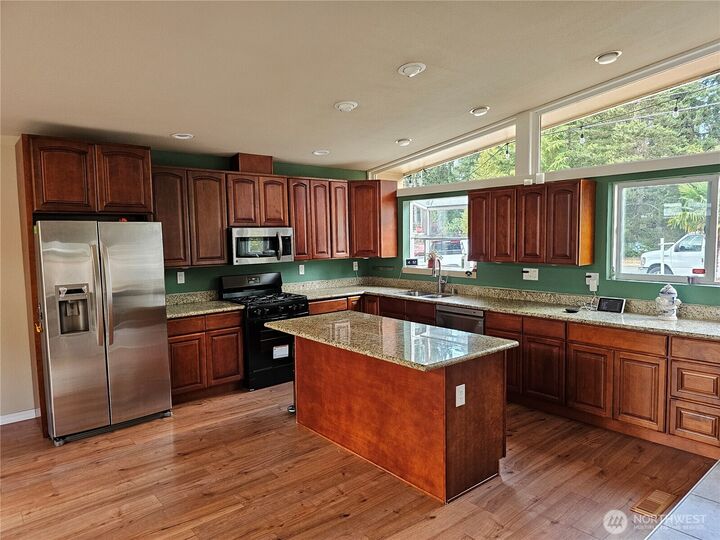 Property Photo: 9804 118th Street E WA 98373