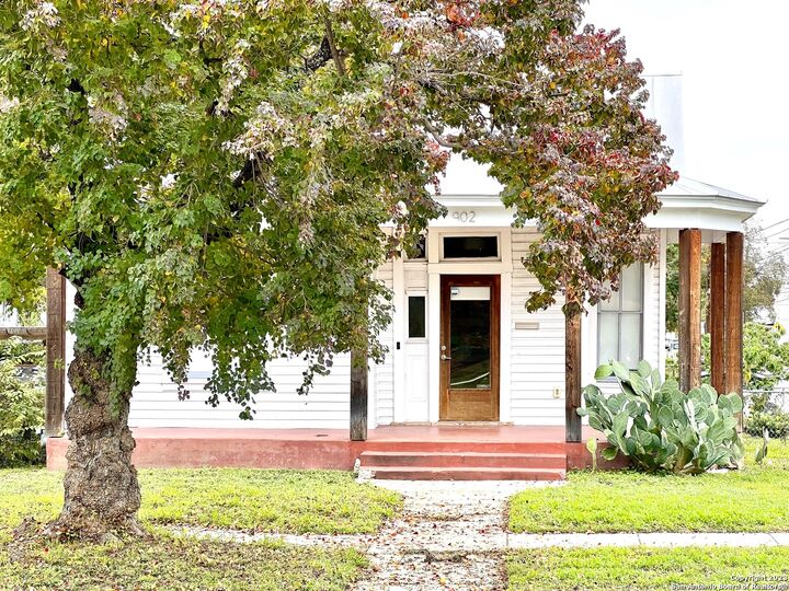 Property Photo: 902 N Pine St TX 78202