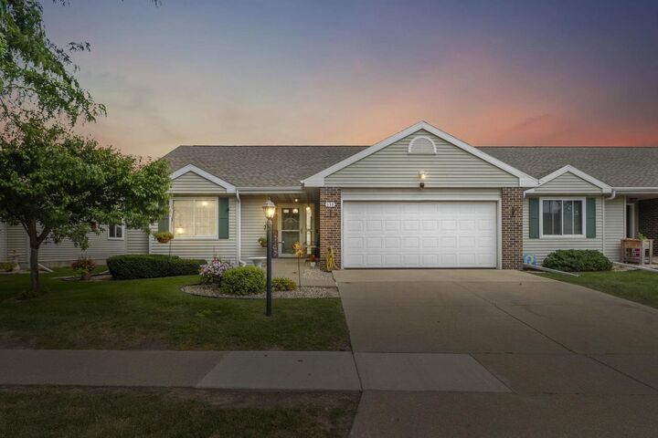 638 Kensington Square  Stoughton WI 53589 photo