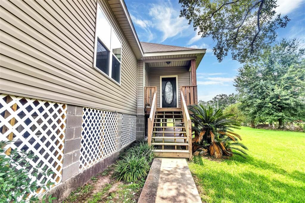 Property Photo: 1107 Brown Lane LA 70605