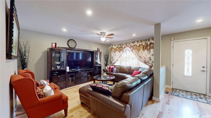 Property Photo:  710 Weldon Avenue  SK S7M 2V2 