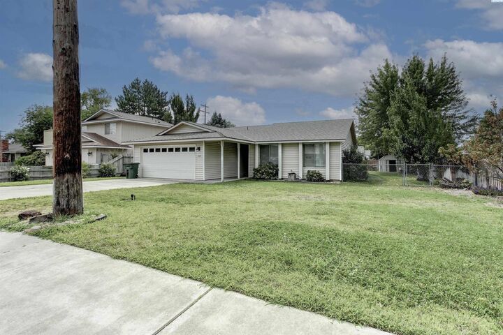 Property Photo:  1321 Woodbury St  WA 99354 