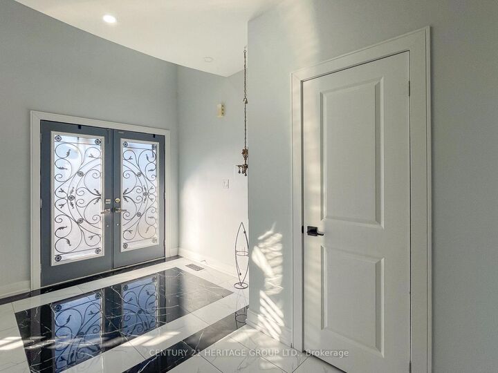 Photo de la propriété: 69 Greenwood Road ON L4A 0N8