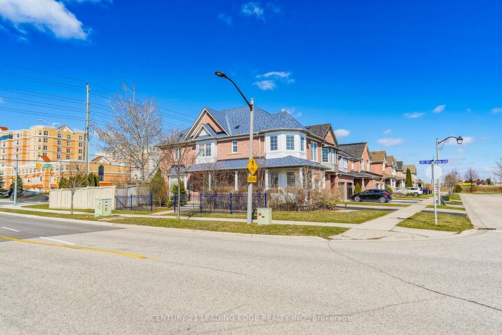 Photo de la propriété: 2 Oglevie Drive ON L1R 2Y4