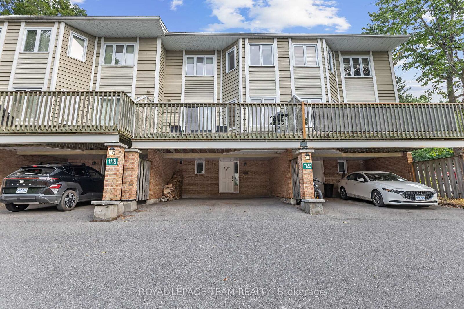 Property Photo: 1120 Chimney Hill Way ON K1J 8Z6