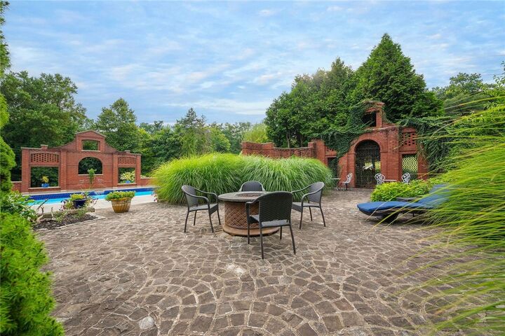 Property Photo:  898 Persimmon Road  PA 15143 