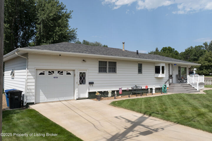 Property Photo: 720 Fairway Street ND 58601