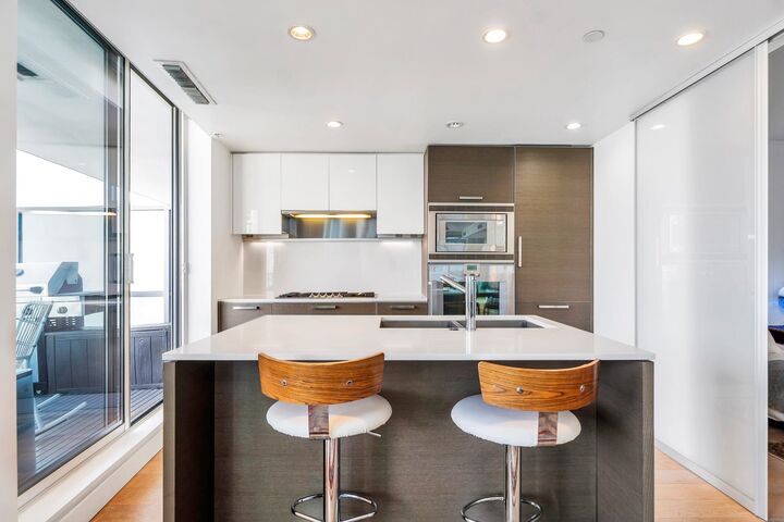 Property Photo: 1499 W Pender Street 1601 BC V6G 0A7