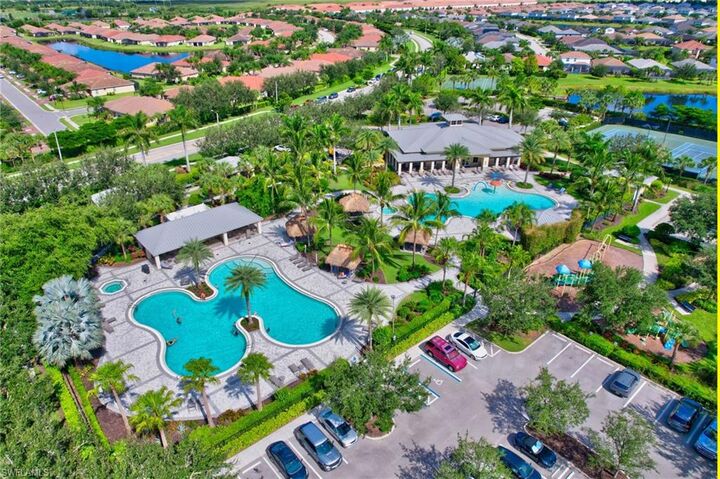 Property Photo: 2073 Fairmont Ln FL 34120