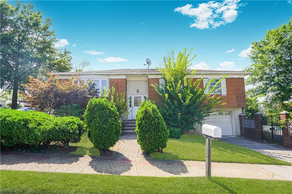 Property Photo:  306 Todt Hill Road  NY 10314 