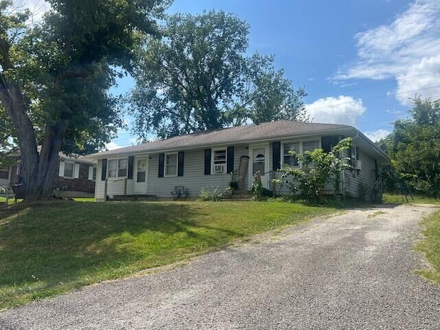 Property Photo: 911 Castlewood Ave MO 65251