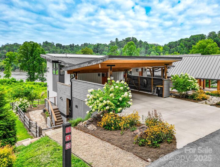 Property Photo: 8 Crossvine Alley NC 28804