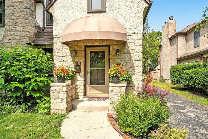 Property Photo:  95 S Stanwood Road  OH 43209 