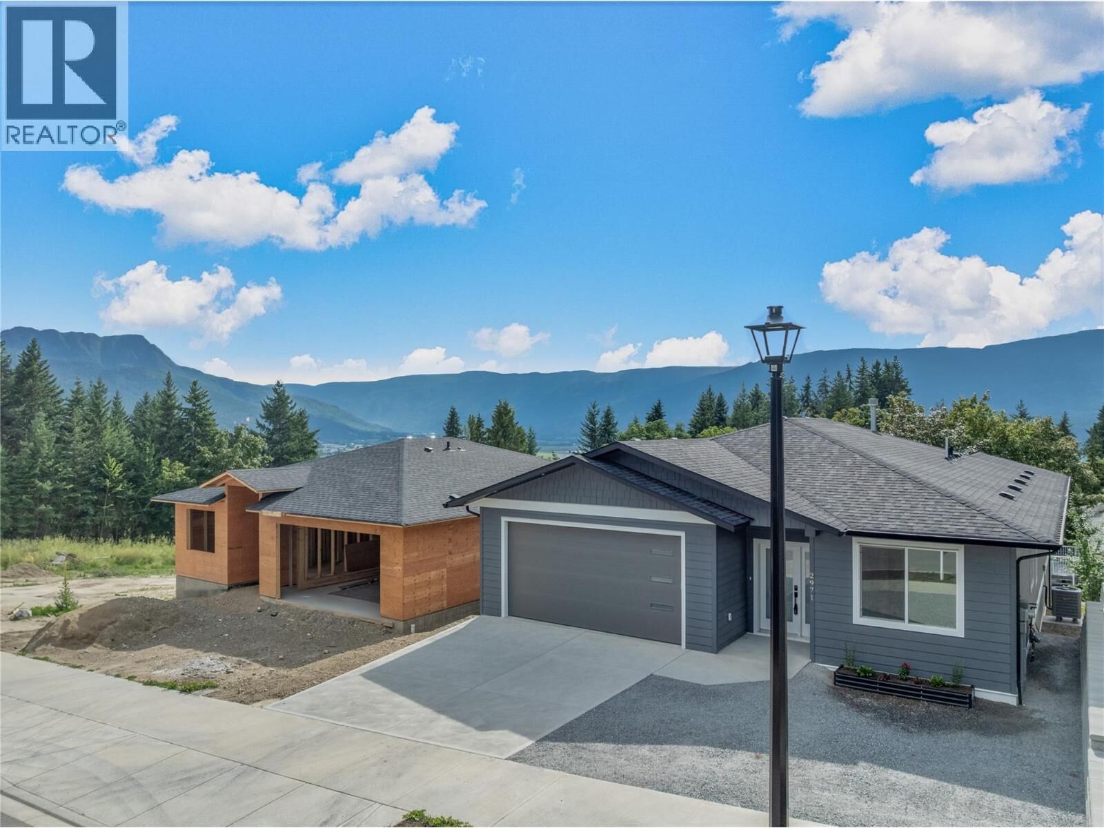Photo de la propriété:  2971 27 Street Northeast  BC V1E 2Z7 