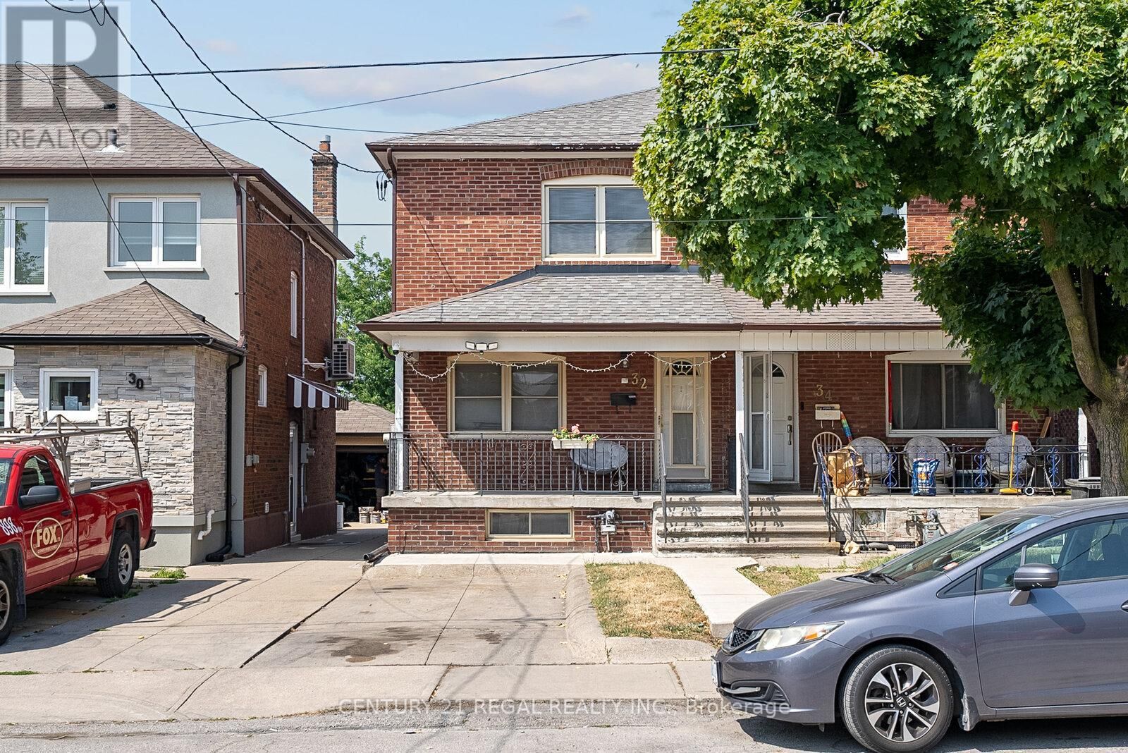 Photo de la propriété: 32 Chamberlain Avenue ON M6E 4J8
