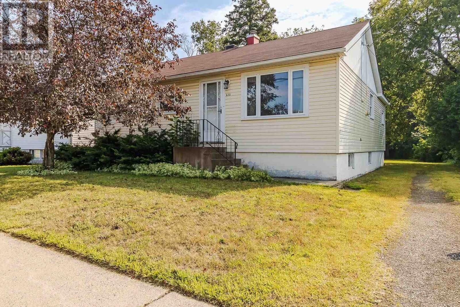 Property Photo: 610 Boundary Rd ON P6A 5C6