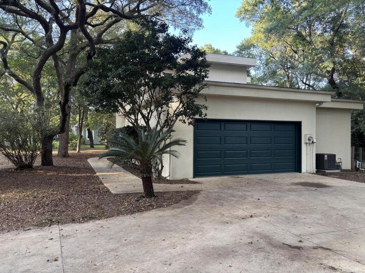 Property Photo: 905 Woodbriar Court FL 32547