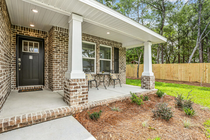 Property Photo: 8739 Daryl Drive FL 32583