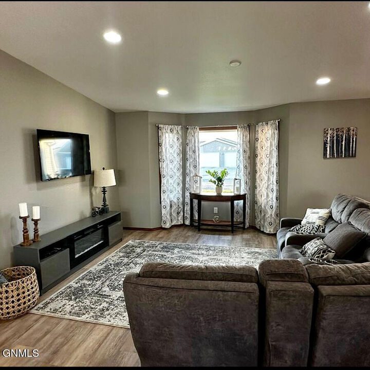 Property Photo:  5125 Hitchcock Drive  ND 58503 