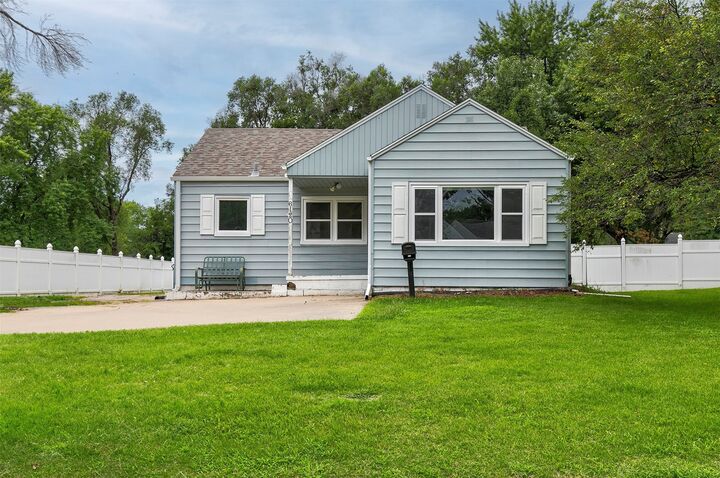 6120 College Avenue  Des Moines IA 50322 photo