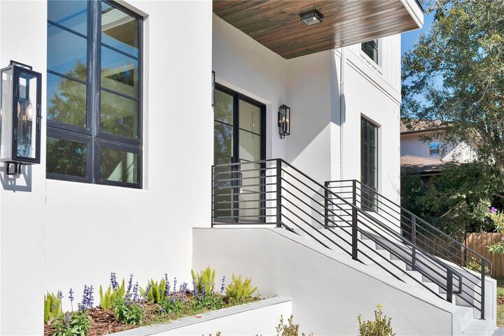 Property Photo:  5003 W Poe Avenue  FL 33629 