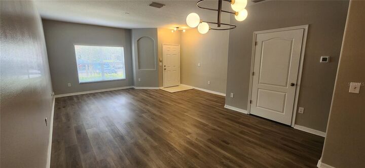 Property Photo:  1048 Sleepy Oak Drive  FL 33543 
