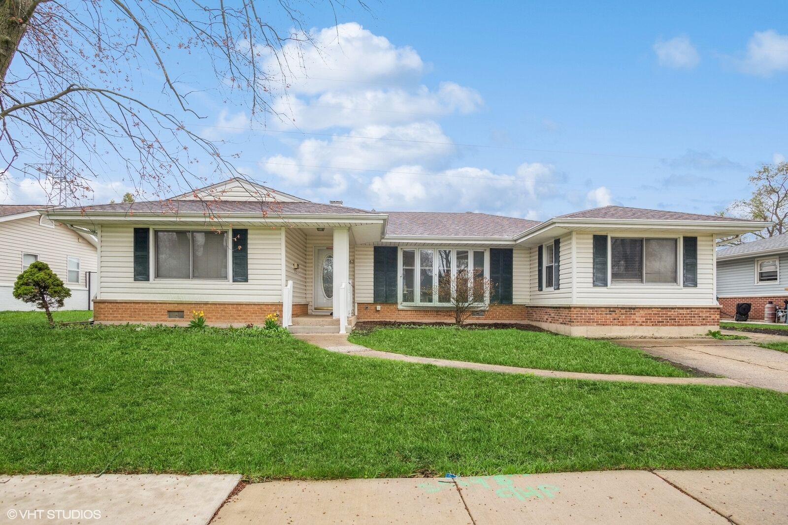 Property Photo:  943 Maple Lane  IL 60007 