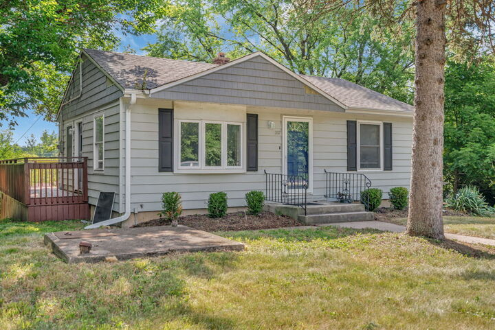 Property Photo: 1107 S Hough Street S IL 60010