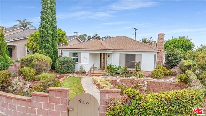 Property Photo: 949 10th Street CA 92648