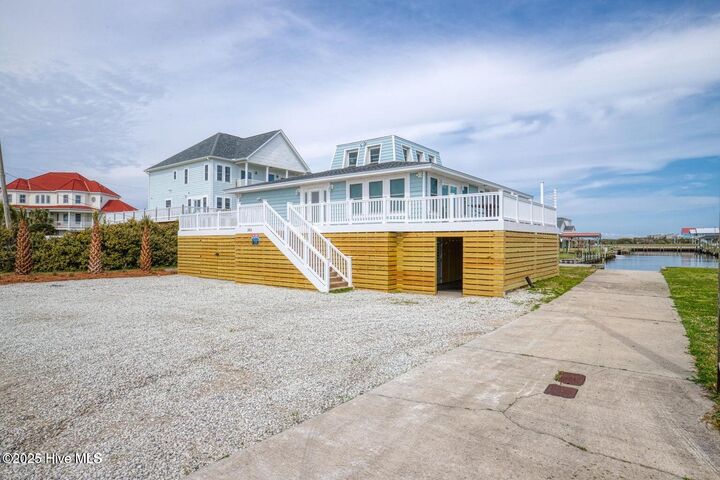 Property Photo:  304 Marina Way  NC 28460 