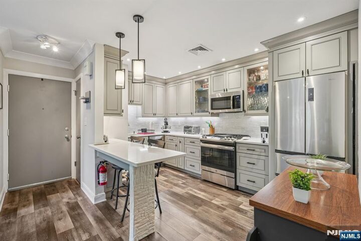 Property Photo:  312 Cypress Court 2  NJ 07446 