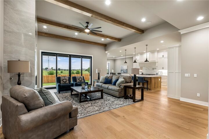 Property Photo:  811 Greenhorn Street  AR 72712 