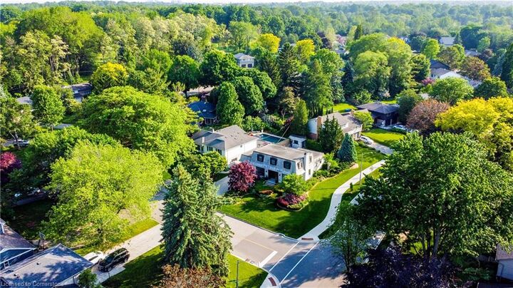 Photo de la propriété: 75 Somerset Crescent ON N2L 1N1
