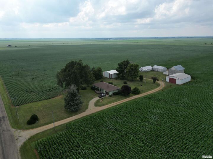 Property Photo: 1640 County Road 2000 N Road IL 61570