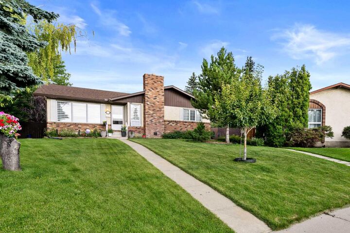 Property Photo:  12 Whiteland Bay NE  AB T1Y 3M5 