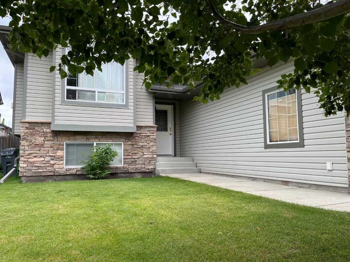 Property Photo:  64 Irving Crescent  AB T4R 3R9 