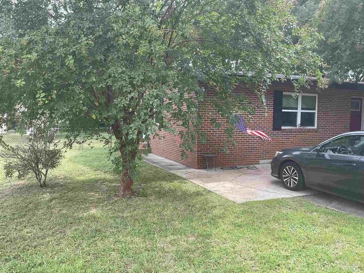 Property Photo: 405 York St FL 32561