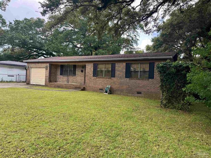 Property Photo:  1210 E Maxwell St  FL 32503 